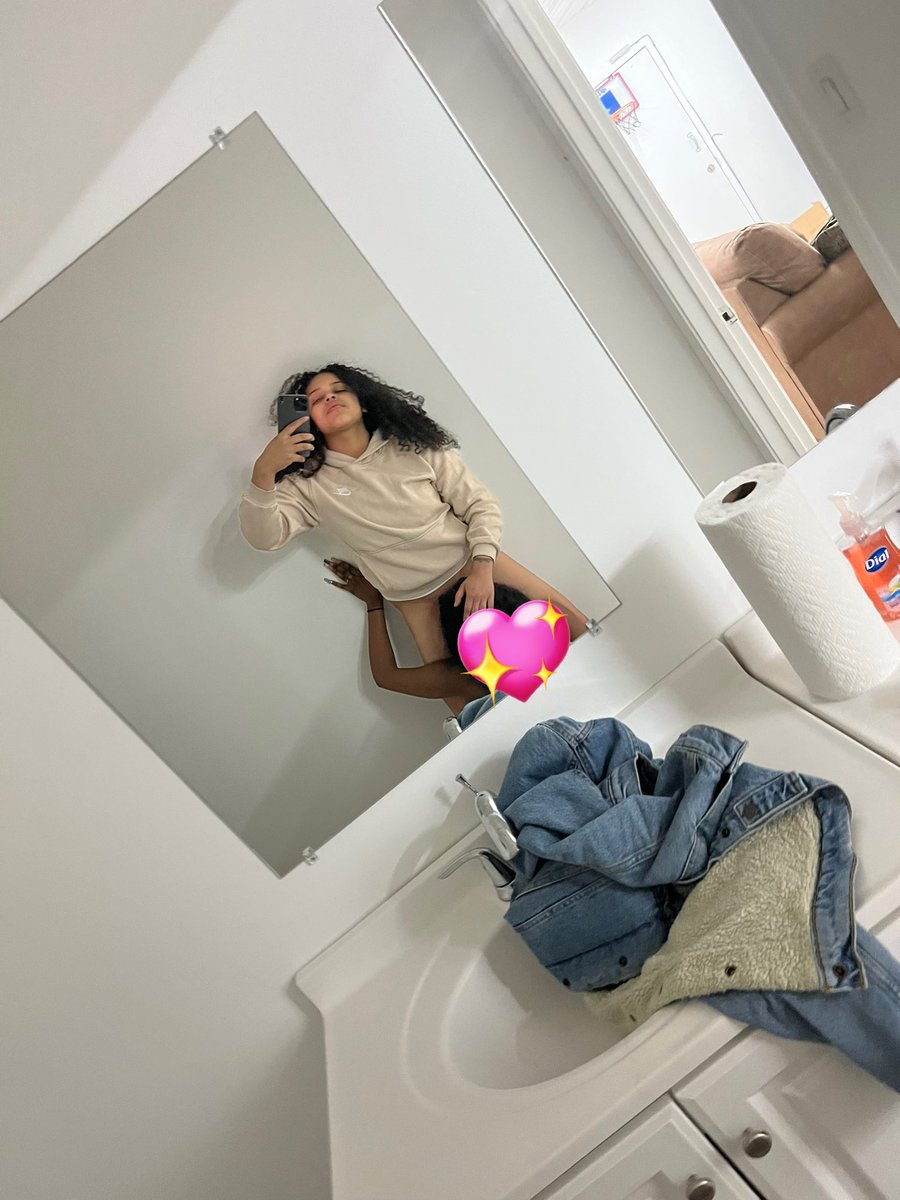 _caliiii's tweet photo. Meanwhile dis me 😂😉💞 https://t.co/uFAUBIf0qM
