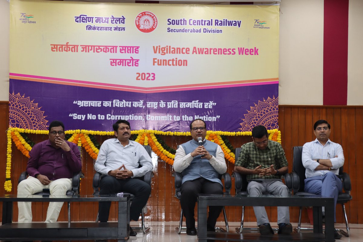 drmsecunderabad's tweet photo. Vigilance Awareness Week 2023 - #ShriArvind Malkhede, SDGM&CVO/SCR, #ShriBhartesh Kumar Jain, DRM Secunderabad, shared there valuable information on Vigilance awareness #interaction session #Sanchalan Bhavan -Secunderabad Division Office https://t.co/wZAPGFdsNB