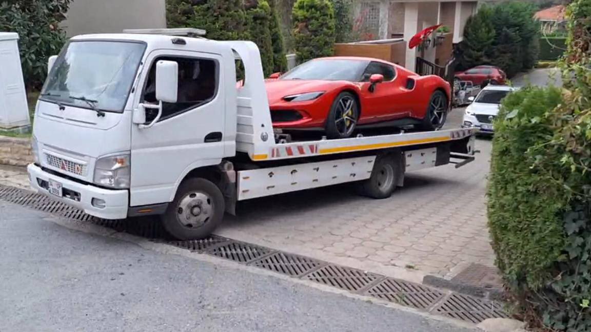 darkwebhaber's tweet photo. Dilan Polat - Engin Polat çiftine ait lüks araçlar çekicilere yüklenerek İstanbul Emniyet Müdürlüğü'ne götürülüyor. https://t.co/XT9ajscwmK