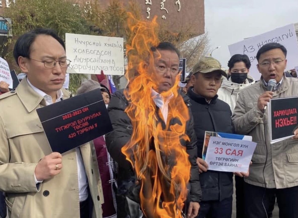 Монгол Улсын Ерөнхий сайд Лувсаннамсрайн Оюун-Эрдэнэ Монголын нийгэмд маш зоригтой өөрчлөлт, магадгүй 1990 оны ардчилсан хувьсгалтай дүйцэх хэмжээний шинэчлэл хийсэн гэвэл хэтрүүлэг болохгүй болов уу. 
1990 онд социализмаас ардчилалд шилжиж, зөв замдаа орлоо гэж бодсон боловч