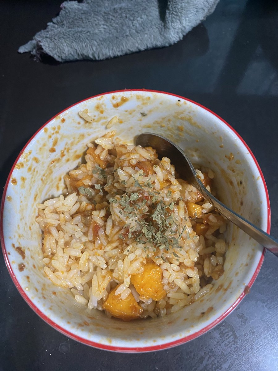 laper tapi males. asal masak aja masukin sosis pake saos bolognese dan persaosan lainnya, suprisingly enak 🤤🫶🏻