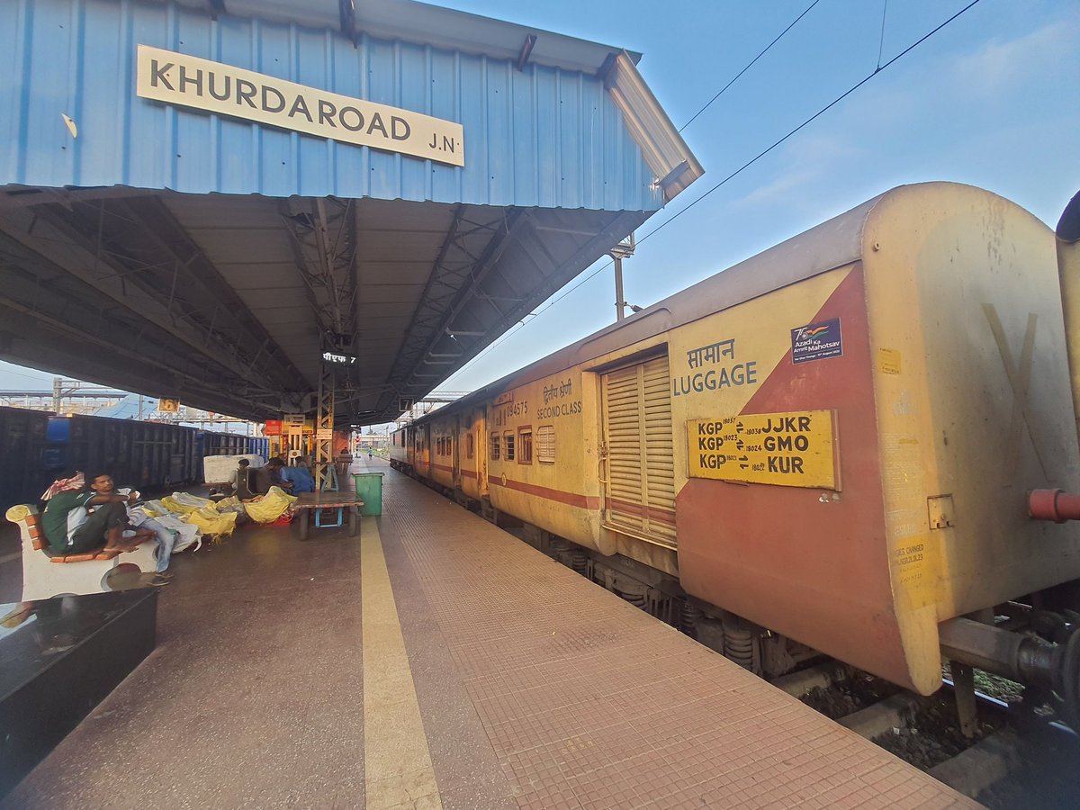 apratimsai9's tweet image. #Railfan #RailUpdate
 Latest #Rake Sharing Arrangement (RSA) of #Khurda #Kharagpur Express With #KGP #Jajpur #Keonjhar Road &amp;amp; #KGP #Netaji #SubhashChandraBose #Gomoh!

Captured Now at #Jatni #KhurdaRoad Station With a #Patratu #WAG9!

@OdishaRail 
@MBJ_Railfan 
@JaleswarRailFan