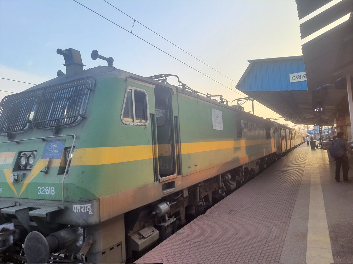 apratimsai9's tweet image. #Railfan #RailUpdate
 Latest #Rake Sharing Arrangement (RSA) of #Khurda #Kharagpur Express With #KGP #Jajpur #Keonjhar Road &amp;amp; #KGP #Netaji #SubhashChandraBose #Gomoh!

Captured Now at #Jatni #KhurdaRoad Station With a #Patratu #WAG9!

@OdishaRail 
@MBJ_Railfan 
@JaleswarRailFan