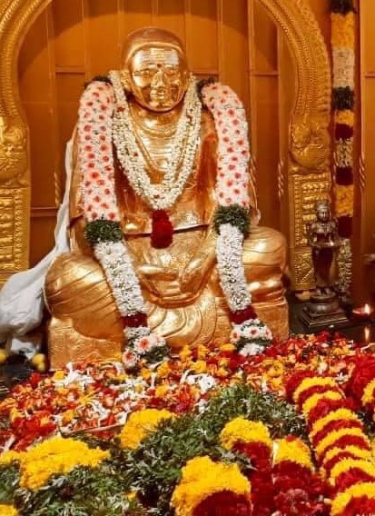 Medaimani's tweet photo. அப்துல் கலாம் அவர்கள் பசும்பொன் வந்திருந்தபோது!!

அப்துல் கலாம் அவர்கள் ஜனாதிபதி ஆனதும் ஒருமுறை அவர் ராமேஸ்வரம் செல்லும் போது பசும்பொன்னுக்கு ரகசியமாக வந்து விட்டு கையெடுத்து கும்பிட்டு விட்டு சென்றாராம். அப்போது ஒரு பாதுகாப்பு அதிகாரி "நீங்கள் ஏன் ரகசியமா வரணும் என்று" கேட்டாராம். கலாம் அவர்கள் சிரித்துக்கொண்டே எனக்கு ஐயாவின் தேசபக்தி பிடிக்கும். ஓட்டு பக்தி இருந்தால் தானே நான் விளம்பரபடுத்தனும், அதுதவிர பசும்பொன்னுக்கு நான் வந்தது தெரிந்தால் மாற்று சமூக மக்கள் தங்கள் தலைவரின் நினைவிடத்துக்கு ஏன் வரவில்லை என்று கேட்பார்கள்... ஆனால் எல்லோரும் தேவர் போன்ற மகான் ஆகிவிடமுடியும்? என்று சொன்னாராம்!!

Book: https://t.co/AlVmuYyXp4
#medaimani