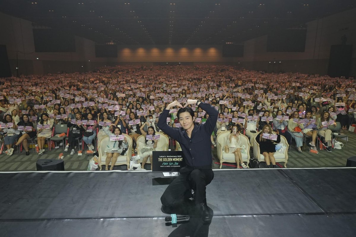 เราไปดูรูปที่ทางโลตัสลงมา ก็คือตากล้องไม่คิดจะบอกหรือจัดมุมเลยหรอ ว่าพัคซอจุนบังคุณจีณัฐฐา ท้อปสเปนเดอร์อันดับ 1 ที่จ่ายไป 78 ล้านอ่ะ 🥹 คือซอจุนก็ไม่รู้ว่าเค้าจะนั่งบัง เป็นเราก็เฟลนะ จ่ายไปเยอะมากๆ แต่กลับได้รับการดูแลจากโลตัสที่ไม่คุ้มค่าเลย 🥲