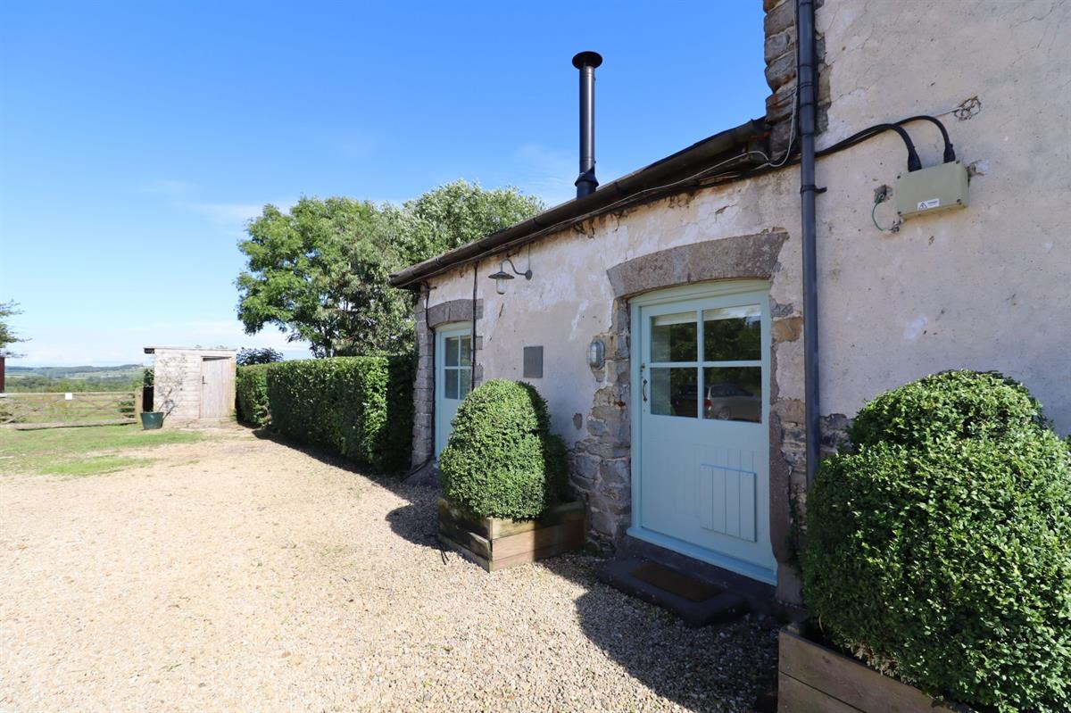 thegrayhouseltd's tweet photo. Pet friendly temporary accommodation - 2 bed self contained cottage - short term flexible occupancy. Sutton Mawr Farm, Barry, £2,500pcm. #stormciaran #flooding #storms #ukweather #insuranceclaim #petfriendly #temporaryhouse #temporaryaccommodation #shorttermrental. https://t.co/bLLCkrn29C