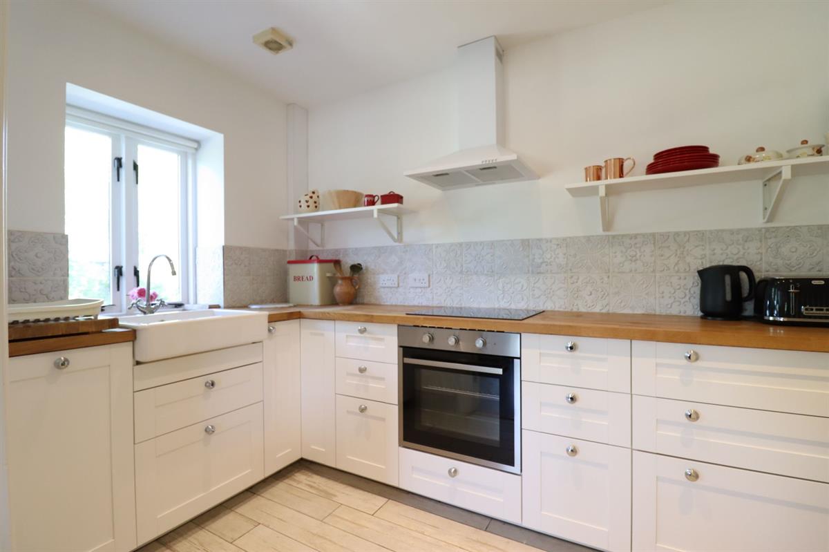 thegrayhouseltd's tweet photo. Pet friendly temporary accommodation - 2 bed self contained cottage - short term flexible occupancy. Sutton Mawr Farm, Barry, £2,500pcm. #stormciaran #flooding #storms #ukweather #insuranceclaim #petfriendly #temporaryhouse #temporaryaccommodation #shorttermrental. https://t.co/bLLCkrn29C