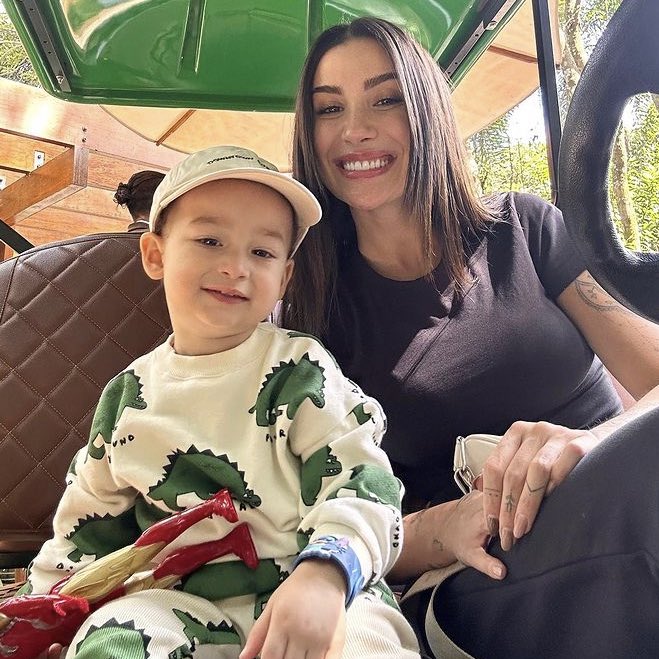choquei's tweet photo. 🚨FAMOSOS: Bianca Andrade sofre acidente de carro na Via Dutra, afirma site. 

O filho da empresária e uma terceira pessoa não identificada também estavam no veículo que teria colidido com uma árvore. Eles tiveram apenas lesões leves e foram levados a um hospital próximo. https://t.co/wmRoL2Gw2Q