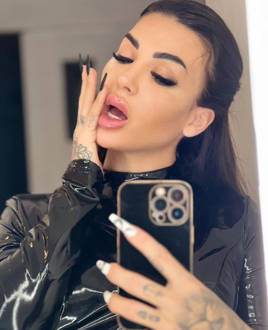 Un besito  para todos vosotros💋 https://t.co/2mgK8BASEK