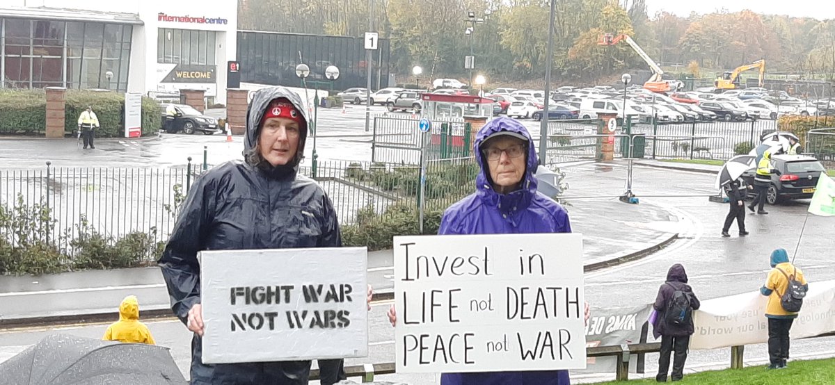 PunksXr's tweet image. Outside the arms fair in Telford today.  Sadly, the same old struggles continue.

#WarCostsTheEarth #InvestinLife #TellTheTruth

@StopSdsc @PPUtoday @BritishQuakers @steveigs @MerylStreek