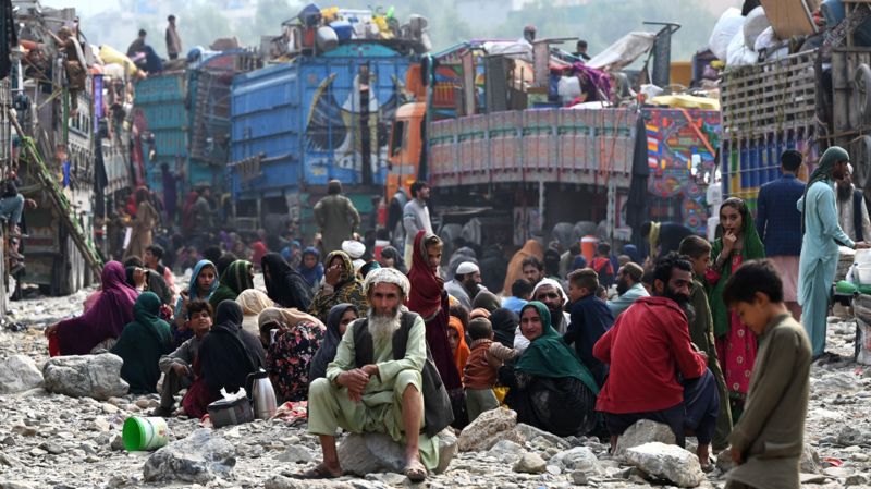 پېښور خو د ډېرو د سترګو تور و... 

سینګار ته دې نور نه راوړم رانجه له پېښوره
 اوس  ورو په ورو  تورېږي، زما زړه له پېښوره 
 بېګا د زړه له  درده یوې  مور بچي  ته وویل
 سبق دې خدای په تندر کړه، راځه له پېښوره
هوتک
@AhmadWaliHotak1 #AfghanRefugees #Peshawar