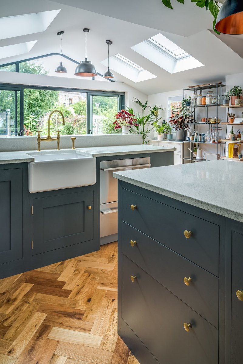 This beautiful open plan kitchen by bit.ly/sustkitchens has a fabulous connection to the outdoor space thanks to the large glass doors, while the plants complement & enhance the hand painted cabinetry, our Belfast sink & @perrinandrowe brassware📸bit.ly/lukonicy