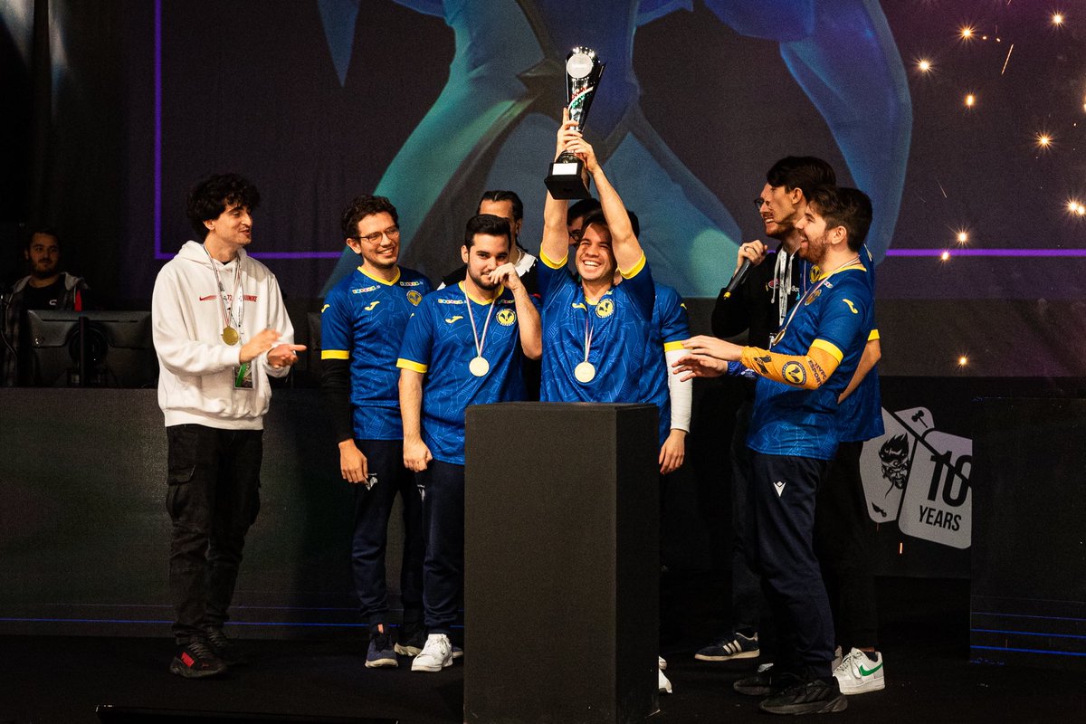 QLASH Eventi 🇮🇹 (@qlash_events) on Twitter photo 📣 Gli <a href="/hvfc_esports/">hvfcesports</a> battono gli <a href="/Axolotl_Esports/">Axolotl Esports</a> in finale e si aggiudicano il titolo di campioni del Tormenta ➕ di #LeagueOfLegends 🏆
#CircuitoTormenta #LuccaCG23 📣 Gli <a href="/hvfc_esports/">hvfcesports</a> battono gli <a href="/Axolotl_Esports/">Axolotl Esports</a> in finale e si aggiudicano il titolo di campioni del Tormenta ➕ di #LeagueOfLegends 🏆
#CircuitoTormenta #LuccaCG23