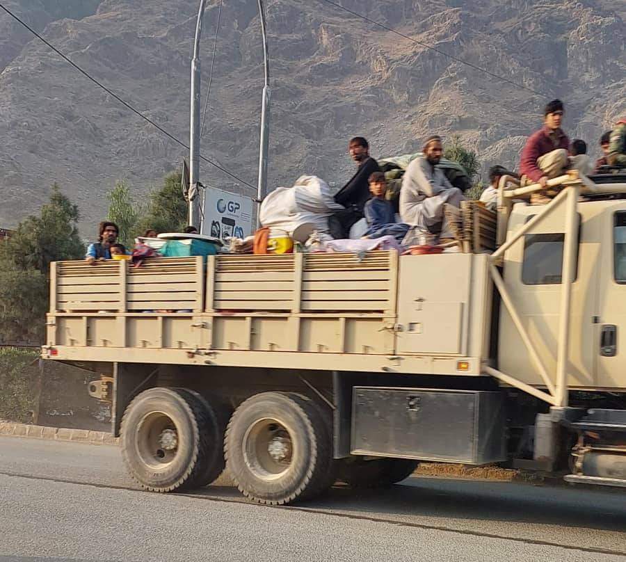baharmustaghfer's tweet photo. سینګار ته دې نور نه راوړم رانجه له پېښوره
اوس  ورو په ورو توریږي، زما زړه له پېښوره

بېګا  د زړه له  درده یوې مور بچي  ته وویل
سبق دې خدای په تندر کړه، راځه له پېښوره https://t.co/Ia1bSvuwpo
