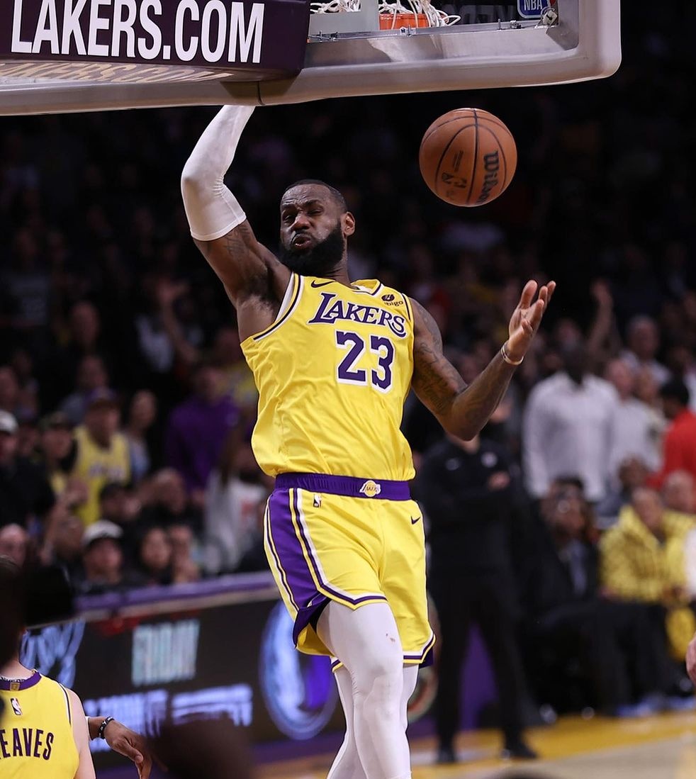 basketafterkobe's tweet photo. LAKERS VUELVEN AL TRIUNFO EN EL CLÁSICO ANGELINO 

LeBron anotó 35 puntos, Reaves 7 de sus 15 en el tiempo extra y los Lakers vencieron a los Clippers 130-125 para darle fin a una racha de 11 caídas consecutivas ante su clásico rival. https://t.co/ucofVml7ZJ