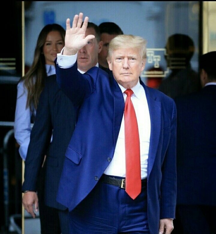 SUBRATA30016572's tweet image. Raise your hand if you Love President Trump!❤✋