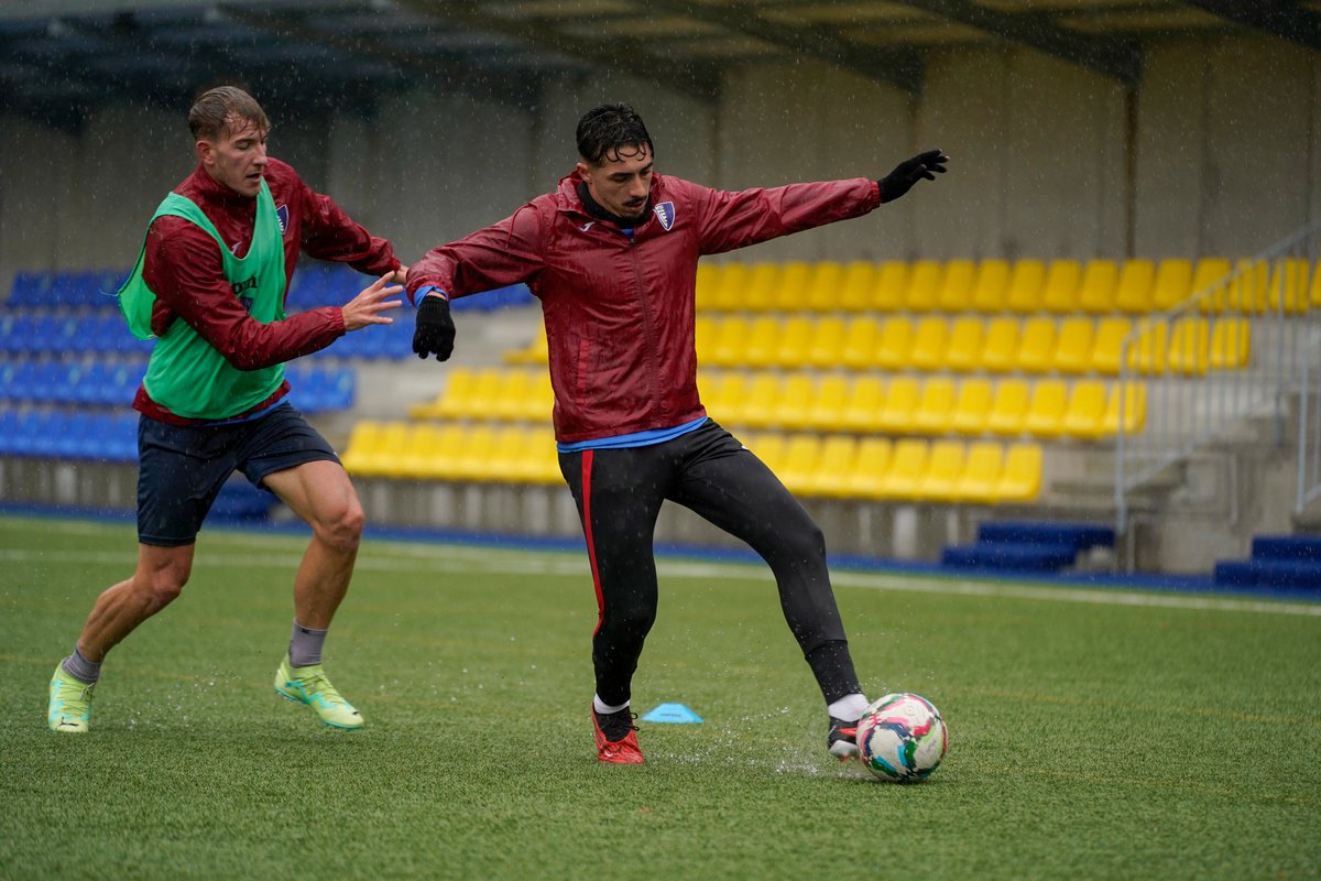 interescaldes's tweet photo. La pluja, convidada a l'entrenament d'avui al CE La Massana 🌧️⚽️

#seremmés💙🖤 https://t.co/PKWagB8qLz