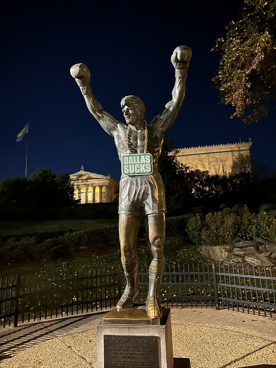 4thandJawn's tweet image. 😂Rocky statue got a new chain…