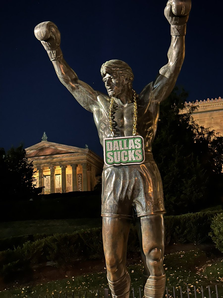 4thandJawn's tweet image. 😂Rocky statue got a new chain…