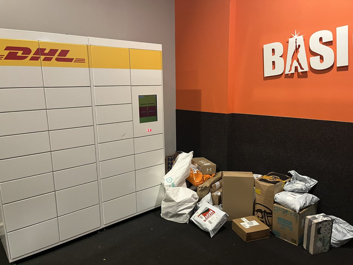 lbl69's tweet photo. Beste @wehkamp dit is hoe jullie pakketjes door DHL worden “neergepleurd”. Schandalig https://t.co/JQBjsdq1rF