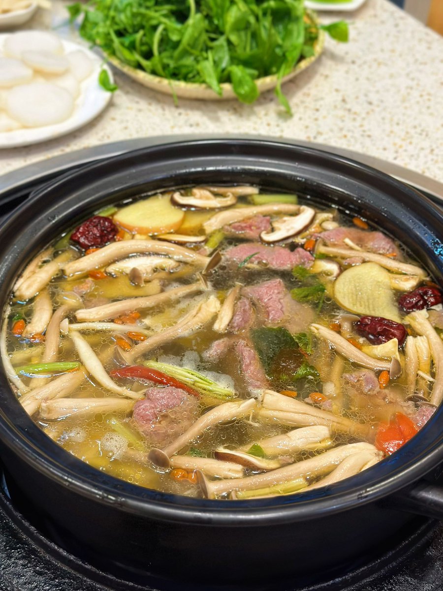 Biantaiboooo's tweet photo. 今晚吃了养生黄牛肉火锅，涮十块钱一大盘の鲜嫩豌豆巅儿～😋 https://t.co/qDp5XmTD5n
