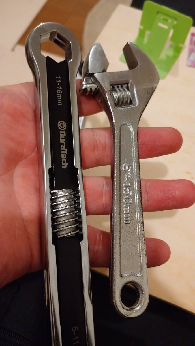 KHIhmx13's tweet photo. 同じ用途の工具で並べてみた。
最後は好みの問題な気がしますね。
なめないモンキは見た目がいいですね。
#モンキースパナ
#4サイズラチェット
#ユニバーサルレンチ
#DuraTech https://t.co/ND6042afIu