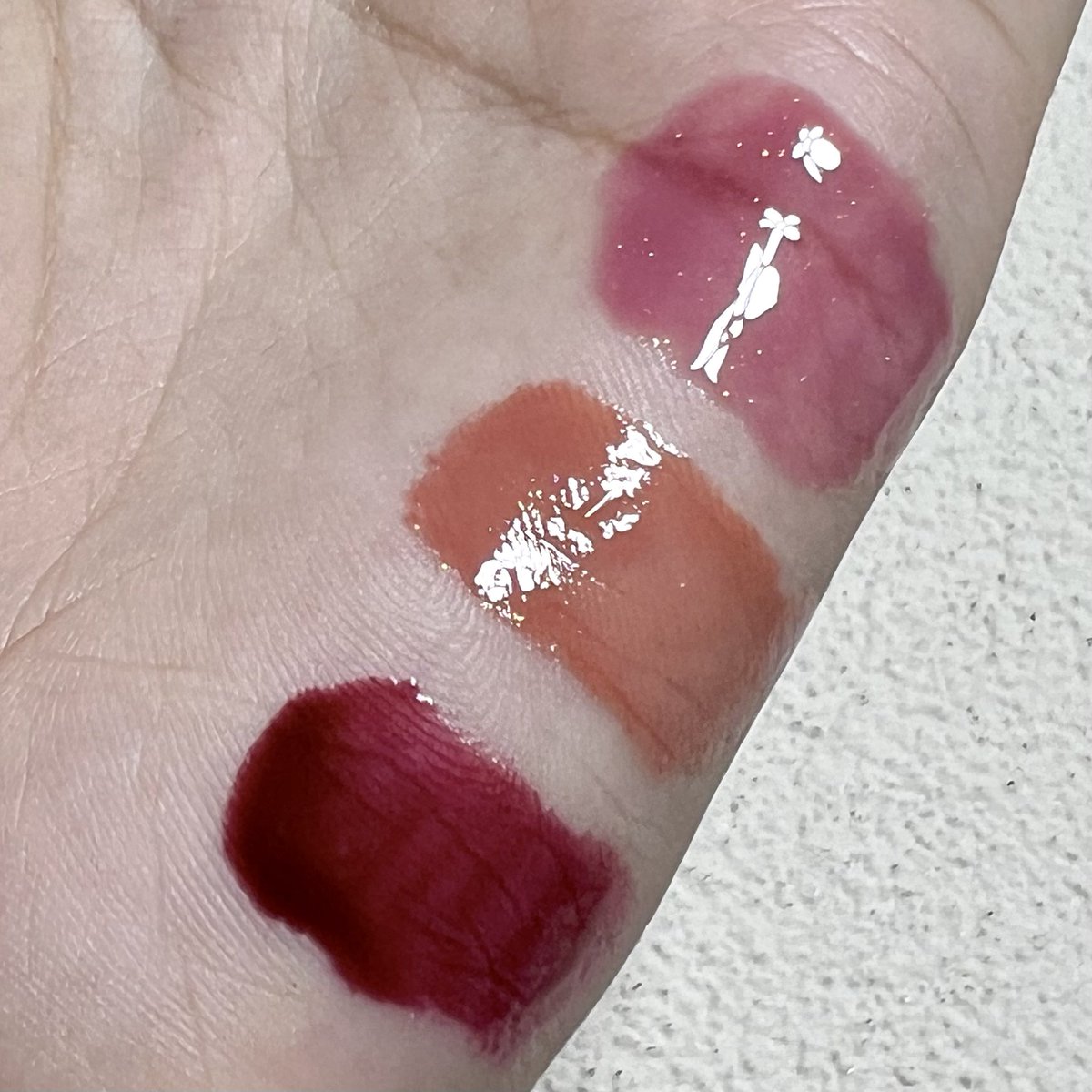 beautiaf's tweet photo. menamatkan 1 chapter mother of pout punya @mopbeauty.

alias aku punya semua shade gloss mereka!!! asli kalian minimal harus punya satu G.W.S Plump Gloss-nya MOP!🥹💕

formulanya cakep, warnanya apalagi. https://t.co/btb7uIGJnf