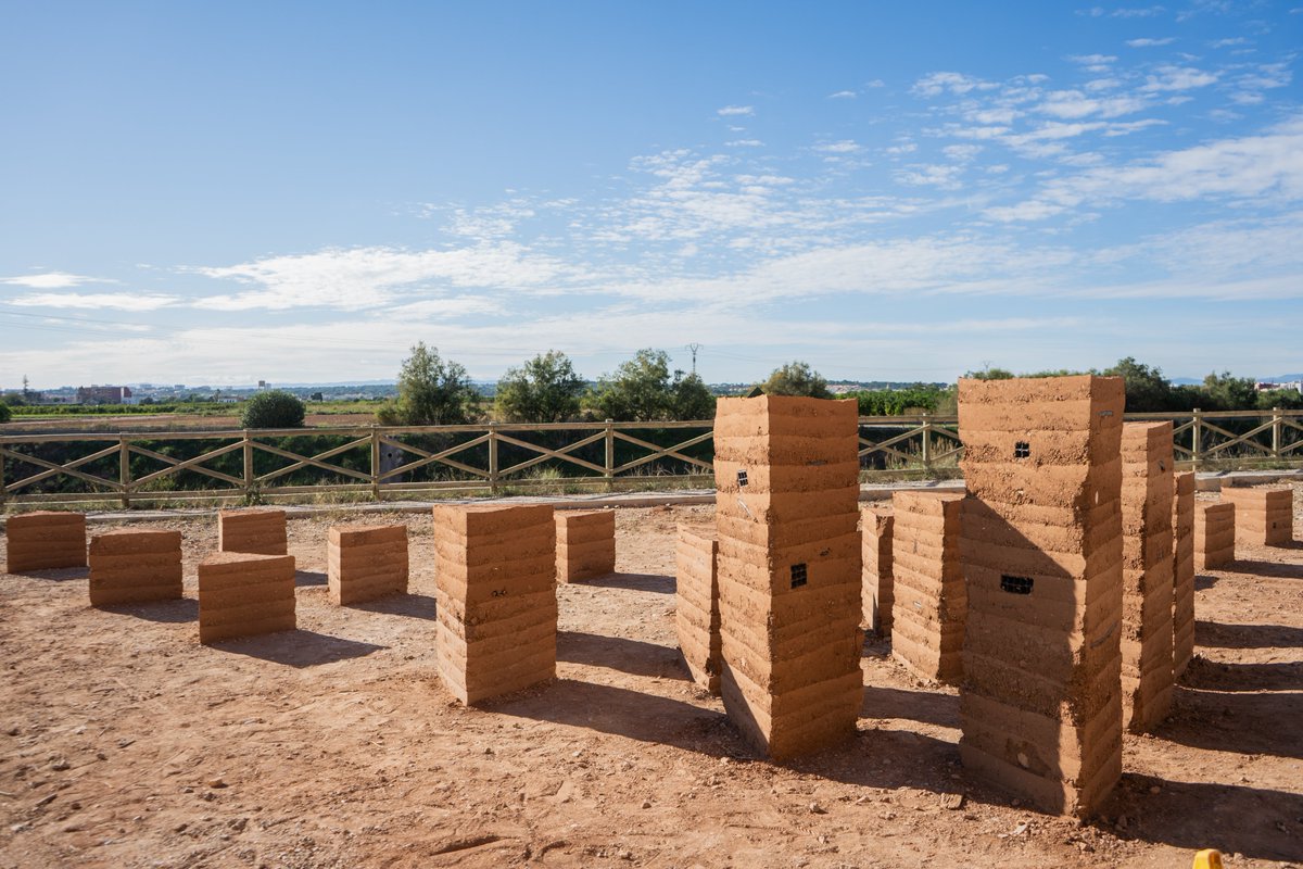 🍊OBRA: MEMÒRIES DEL FUTUR 🌱
Autoria: Equip d' <a href="/etsaupv/">ETSA-UPV</a> (Sonia Manyeco / Pere Iborra / Andreu Estarlich)
Ubicació: Vinalesa
Aquesta obra naix de la reflexió de quin serà el futur de l'horta, amb l'amenaça constant del canvi climàtic i la inacció de la societat.
📣Acaba diumenge