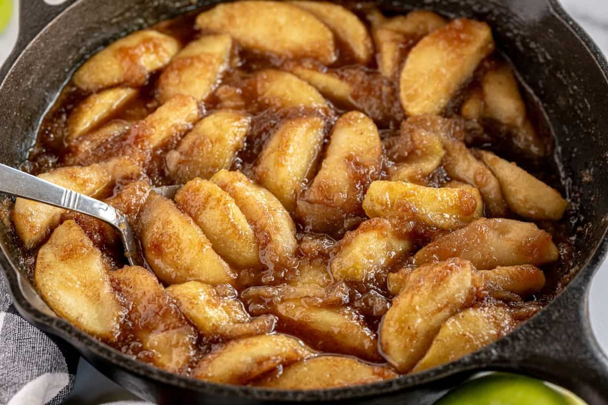kyleecooks's tweet photo. This Fried Apples Recipe is tart, sweet and has just the right amount of spice to make them a favorite side or dessert!  #apple #friedapples #sidedish #dessert #kyleecooks https://t.co/LK5ftED6KK https://t.co/reutm4P7AK