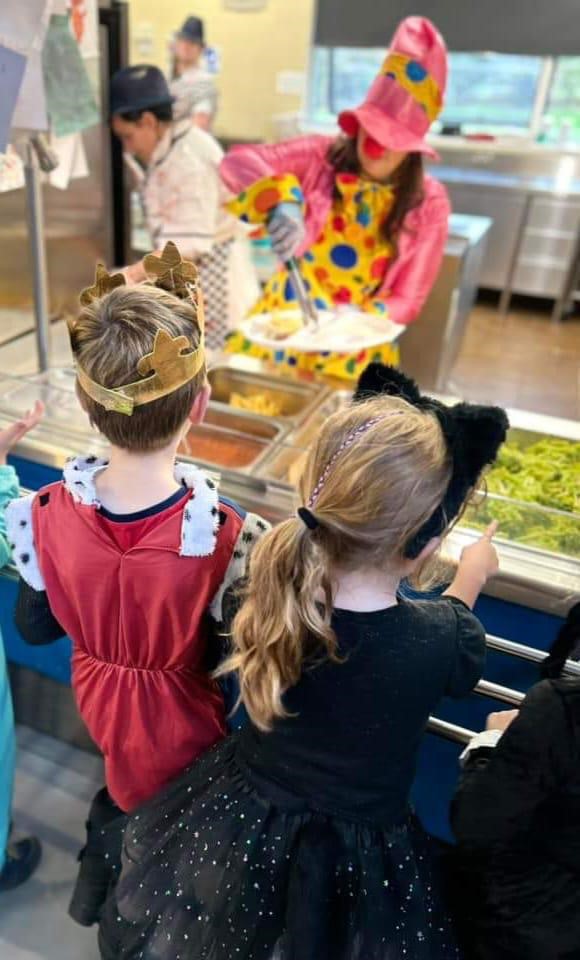 argyllandbute's tweet photo. Catering staff at #Ardrishaig and #Innellan primary schools got into the Halloween spirit this week when they served pupils with some frighteningly delish treats. #abplace2b https://t.co/daG12mt9aU