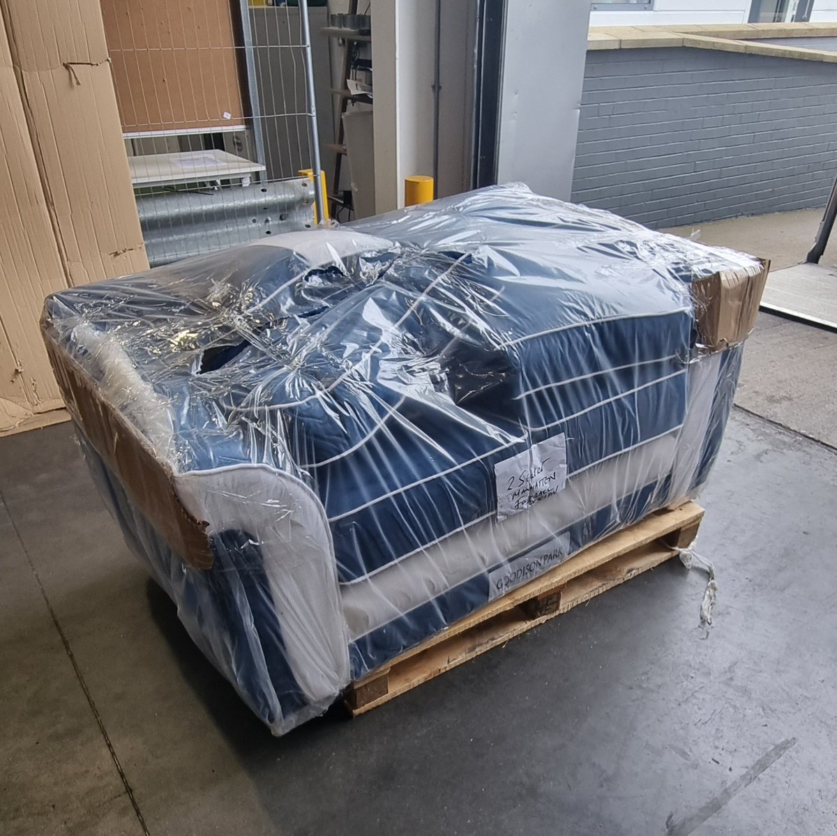 soccer_sofas's tweet image. Goodison Park collection😍 Ready for delivery 
soccersofas.com 
#everton #etc #EvertonFC
#PremierLeague #footballnews24