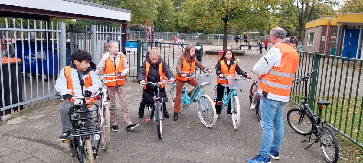 Vorige week had groep 7 een verkeersles op de fiets. Ze zijn in groepjes door de buurt gaan fietsen en ze hebben geleerd om de verkeersregels toe te passen. 🚲 Als afsluiting allemaal een certificaat ontvangen! 🤩