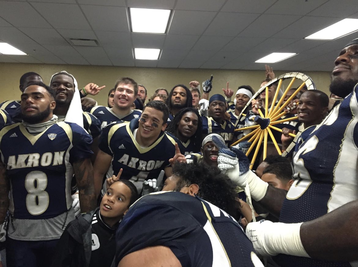 INTHELANE_7's tweet photo. Go Zips 👏🏽👏🏽 Good win @ZipsFB @Zips_United  

#WagonWheel 🦘 #throwbackphoto https://t.co/PITS6Z4xCd