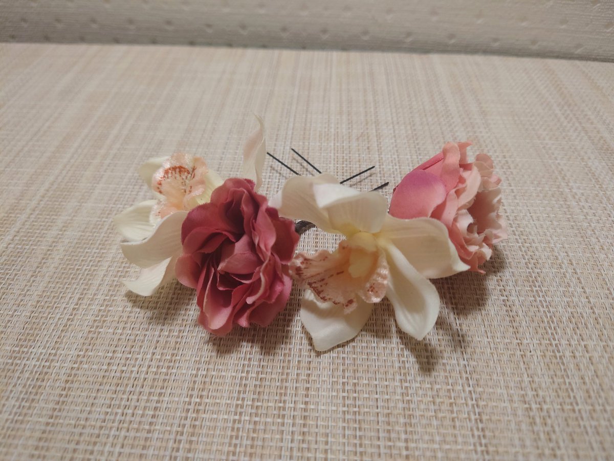 DaisyCats1's tweet photo. コームと水引だけでは物足りない気がしたので、バラとシンビジュームのUピンを2つたしてみました。だいぶ華やかになったと思います。
 #ヘアアクセサリー
 #ヘアアレンジ
 #ヘアコーム
 #卒業式
 #成人式
 #成人式前撮り
 #アーティフィシャルフラワー
 #造花
 #magiq 
 #MAGIQ https://t.co/vtoeYdTc5J