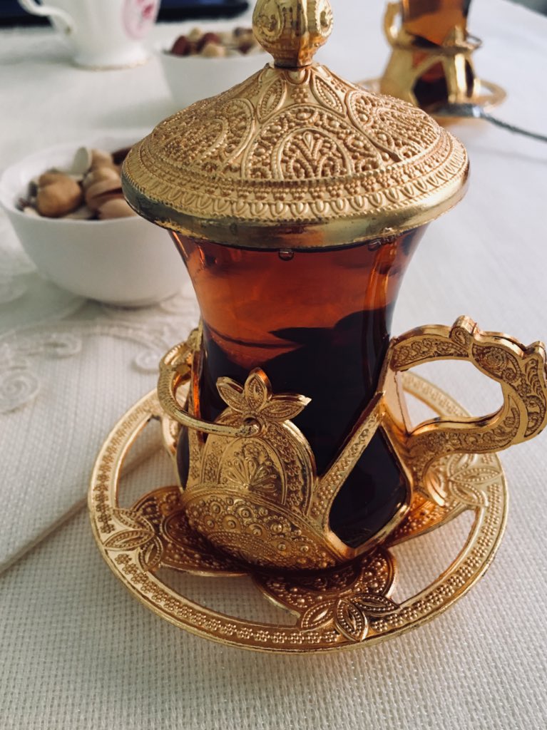 onderseren's tweet photo. Yeni gelinler abartmasanız mı artık. Çay içilecek mi çay sefere mi çıkacak belli değil https://t.co/8LPLx1UI1i