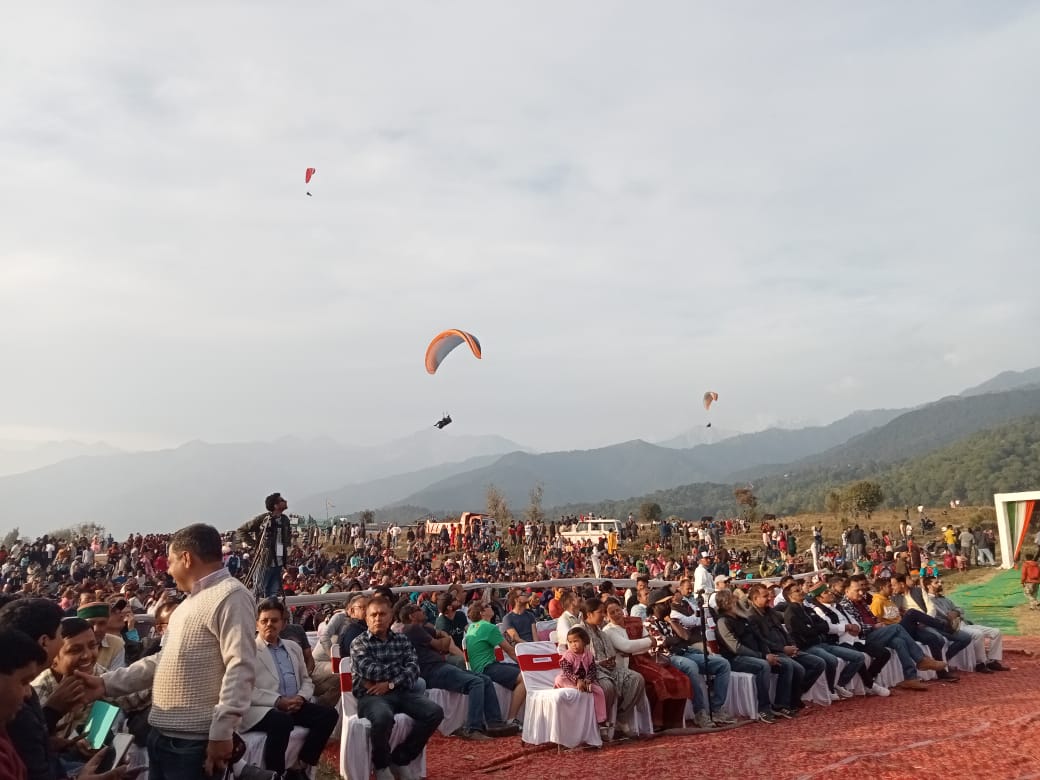 TheNewsRadar1's tweet photo. 💥“American Pilot Austin Wins Overall Title at Paragliding Pre-World Cup "💥
#paragliding #champion #birbilling #preworldcup #americanpiolts #himachalpradesh #breakingnews #youthcongress #tnr #newsupdate
Read Full Article👇
https://t.co/eimScaRS4t https://t.co/6nuLbiURmF