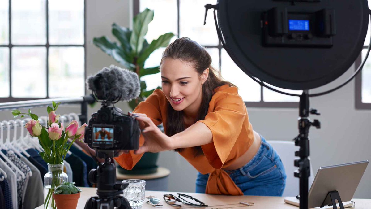 Vacolba's tweet photo. 🤳📢¿Cómo pueden transformar los #microinfluencers tu estrategia de #ventas en el ámbito digital?

Entra en nuestro blog y descubre cómo el marketing de influencers te puede ayudar a mejorar tu negocio. 
Blog de @Vacolba 👉🔗https://t.co/VVX6pSzrL6 https://t.co/ZxPNMm65HS