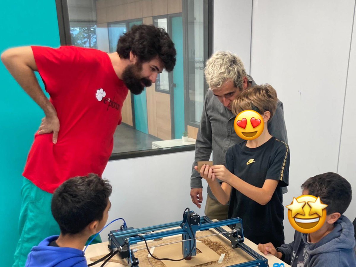 L’alumnat de 1er d’ESO de l’<a href="/ielesvinyes/">Les Vinyes</a> està portant a terme un projecte: idear un taller de catapultes per joves! 💫 Per fer-ho, han vingut a veure com treballem per projectes! 🙌🏽 Han pogut conèixer els equips i parlar amb referents de didàctica, disseny, producte… i més!😍🚀