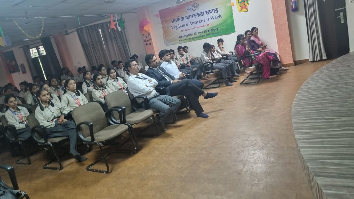 HpclHspr's tweet photo. @HPCL organized the #VigilanceAwarenessWeek2023 program at a school in Jalandhar city, promoting a culture of transparency and accountability among students. Over 100 students in the school took the Integrity Pledge during the event, with the presence of Chief Manager-Vigilance. https://t.co/GKmcpd48NC
