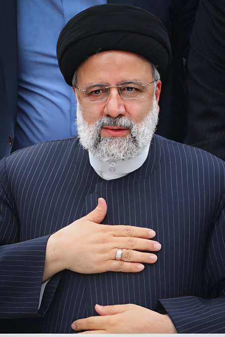 Haxeteam1's tweet photo. 1/ موقع انتخابات پدر و مادرم به اصرار من اومدن به رئیسی رای دادن. از اون موقع تا الان هر روز که پدرم از خرید برمیگشت برای این که به من خرده بگیره وخجالت زدم کنه میگفت همه چی گرونتر از قبل شده و این چه اوضاعیه برامون ساختن. دیروز وقتی از خرید برگشت دیدم خیلی آروم و یواشکی داره با https://t.co/0YwzZmFKzm