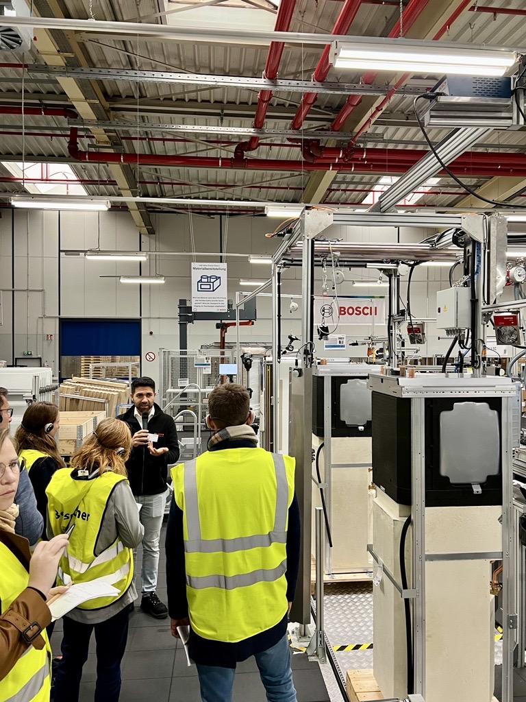BoschPresse's tweet photo. Vorhang auf für die Wärmepumpe! @BoschPresse hat mit Journalisten in Eibelshausen &amp; Aveiro hinter die Kulissen geschaut. Warum ist die Lautstärke wichtig? Warum wurde die #Wärmepumpe mit dem Fachhandwerk entwickelt? Unsere Experten haben geantwortet 👉 https://t.co/HCbHhUNR1p https://t.co/YosYCYbvqk
