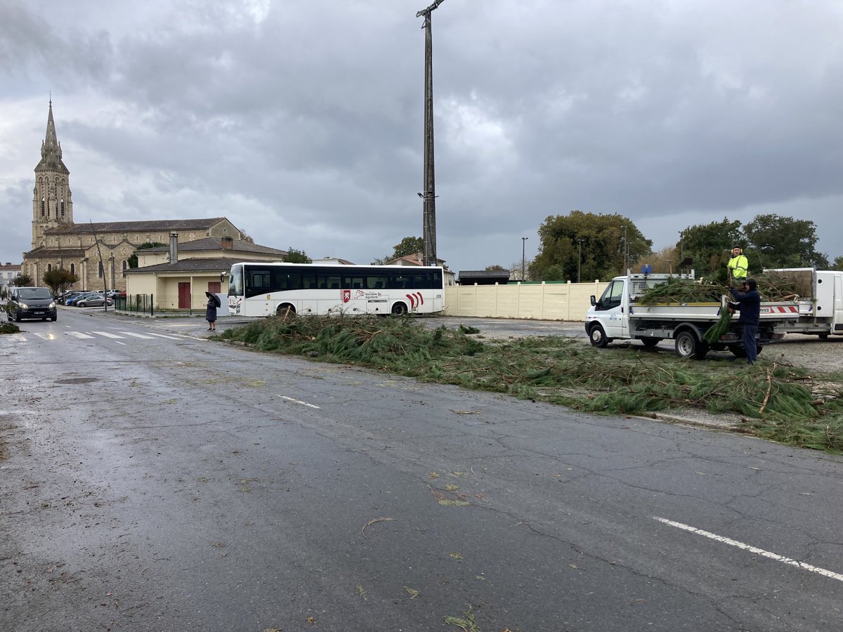 thmilon_ftv's tweet photo. Grosses rafales de vent cette nuit à Vendays-Montalivet et une vingtaine de maisons endommagées #Gironde    #Ciaran  ⁦@F3Aquitaine⁩ https://t.co/EVXpsGu5Al