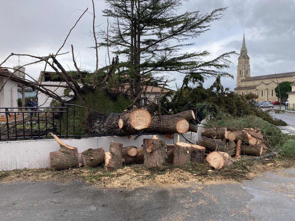 thmilon_ftv's tweet photo. Grosses rafales de vent cette nuit à Vendays-Montalivet et une vingtaine de maisons endommagées #Gironde    #Ciaran  ⁦@F3Aquitaine⁩ https://t.co/EVXpsGu5Al