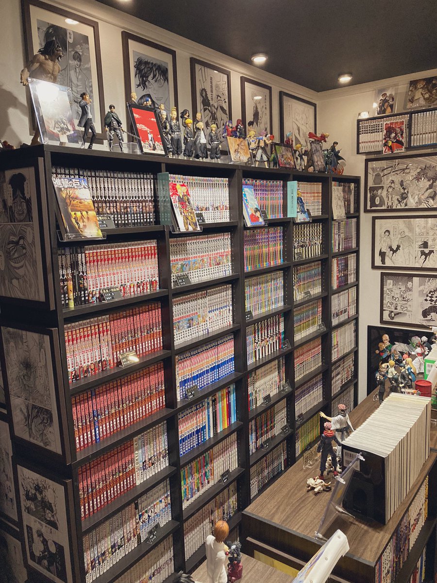 shagariko1010's tweet photo. 3年ぶり固ツイ変更の為に漫画部屋の写真撮りました。

4.5畳くらいの部屋なのでめちゃんこ狭いですが、狭くてもこのくらい出来るんだと漫画部屋作る予定のみなさんに見てもらいたいです！ https://t.co/bFORkeljDJ
