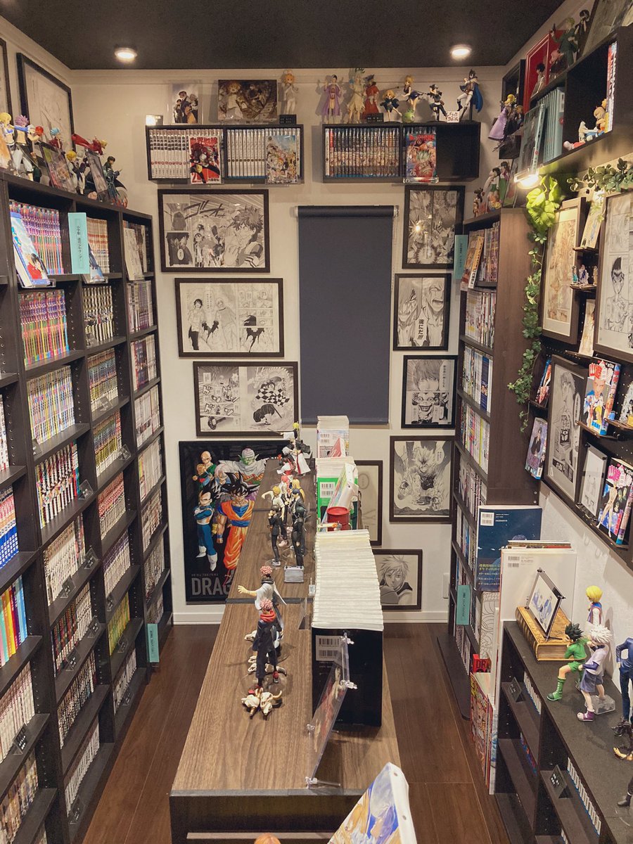shagariko1010's tweet photo. 3年ぶり固ツイ変更の為に漫画部屋の写真撮りました。

4.5畳くらいの部屋なのでめちゃんこ狭いですが、狭くてもこのくらい出来るんだと漫画部屋作る予定のみなさんに見てもらいたいです！ https://t.co/bFORkeljDJ