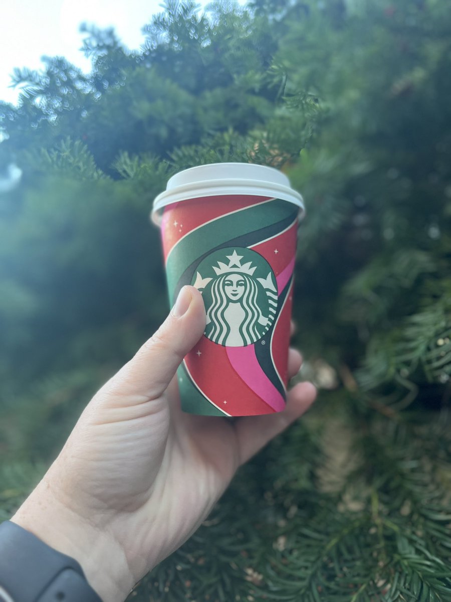 macallmartin's tweet photo. It’s the most wonderful time of the year!

#RedCupSeason ❤️🌲 https://t.co/RWTbQod7Tx