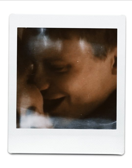 Кажется, никогда нам на планете этой не встретиться,
Просто рукой махнуть — и голос почти не слышен.
Просто «пока-пока», и молча пойду я вниз по лестнице.
Может, когда — нибудь музыка станет тише.