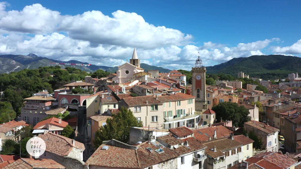 France3Provence's tweet photo. VIDÉO. Promenade dans les rues d’Aubagne avec Nicole Ferroni.
👉 https://t.co/R69cVQuWkN

#nicoleferroni #moncotesud #13prods #humour #aubagne #marseille #france3 @NicoleFerroniZe @13productions13 @villedaubagne @MaisonFerroni https://t.co/4WUuprWnCV