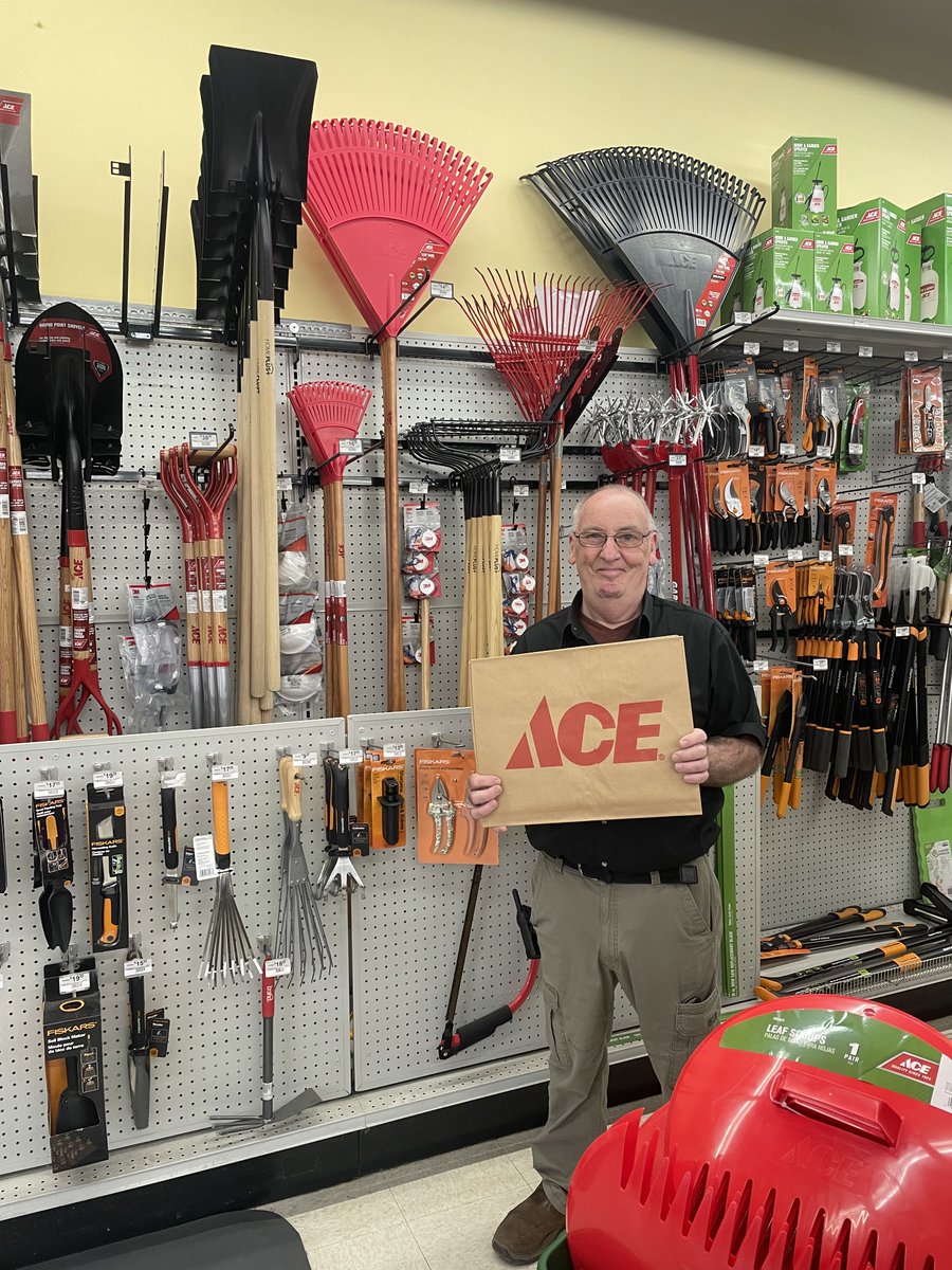 Thanks to Woburn @AceHardware and Tony Ineson for donating to @socialcap's Leaf Raking Event! Every year, Tony cultivates community connections by generously supplying the necessary items for our volunteers to help local seniors. Sign up to support too! forms.gle/A4DJtGju19SpEM…