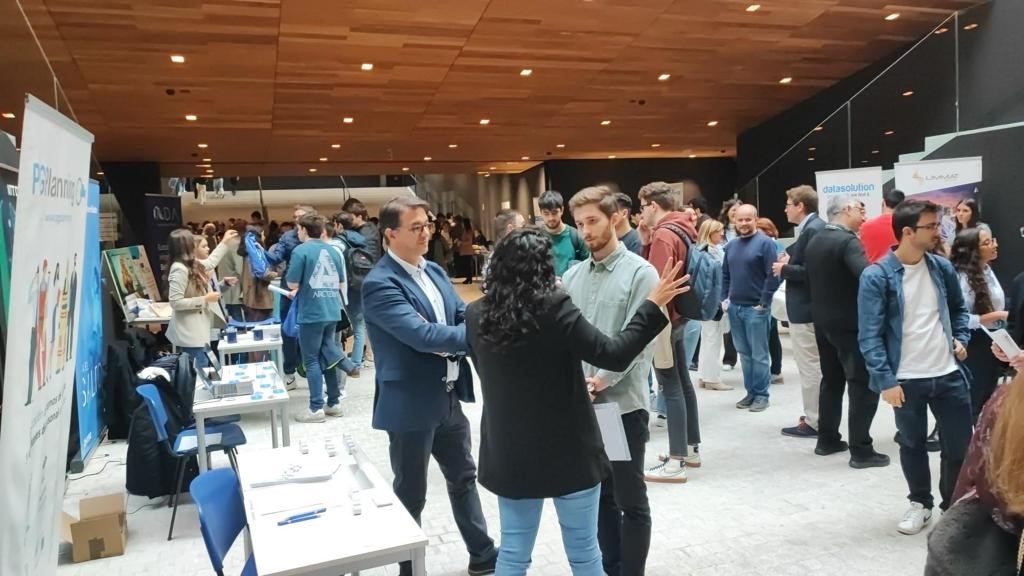 PGPlanning's tweet photo. El pasado martes participamos en la 𝗩𝗜𝗜 𝗲𝗱𝗶𝗰𝗶𝗼́𝗻 𝗱𝗲𝗹 𝗙𝗼𝗿𝗼 𝗱𝗲 𝗲𝗺𝗽𝗿𝗲𝘀𝗮𝘀 “𝗖𝗼𝗻𝗲𝗰𝘁𝗮𝗱𝗼𝘀” que organizan la Escuela de Ingeniería Informática de Segovia y el @cientifico17906. Un placer colaborar en la formación de los nuevos ingenieros informáticos. https://t.co/RlmaSQgAtW